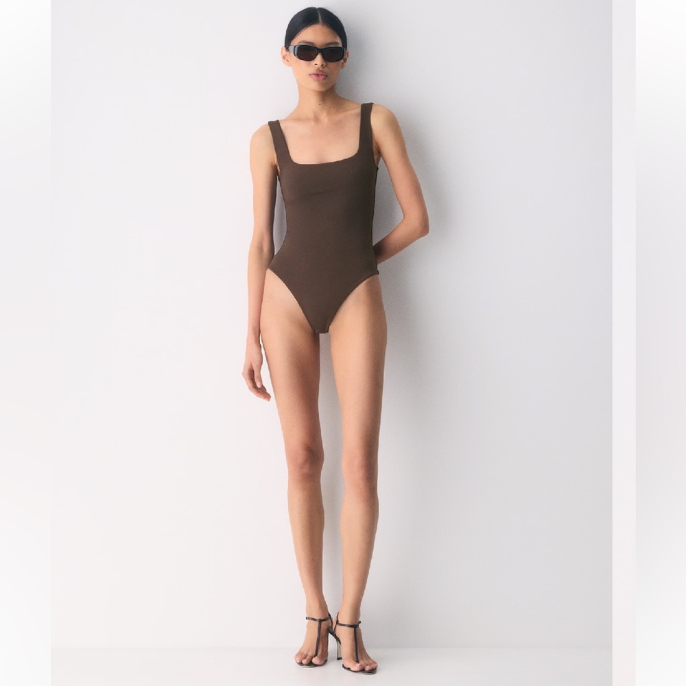Aritzia Babaton Taupe Sleeveless Contour Bodysuit size M